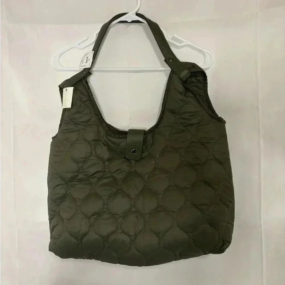 New with tags, womens quilted shoulder bag, #N689